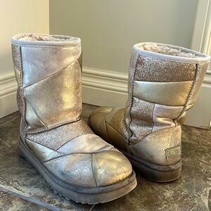 Uggs patch work golden size 7.
Very warm and comfortable.